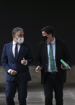 El vicepresidente de la Junta de Andalucía, Juan Marín (d), y el consejero de Presidencia, y portavoz del Gobierno andaluz, Elías Bendodo (i), llegan a la rueda de prensa posterior a la reunión del Consejo de Gobierno de la Junta de Andalucía. En el Palac