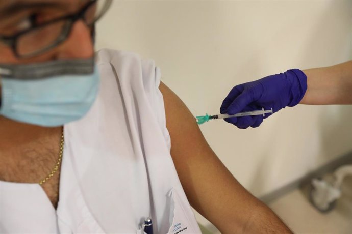 Un trabajador sanitario inyecta una dosis de la de Pfizer-BioNTech contra la Covid-19 , foto de recurso