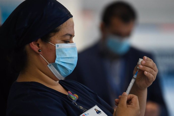 18 January 2021, Chile, Antofagasta: A nurse prepares a Pfizer-Biontech Coronavirus vaccine dose during the vaccination campaign for the medical staff. Photo: Camilo Alfaro/Agencia Uno/dpa