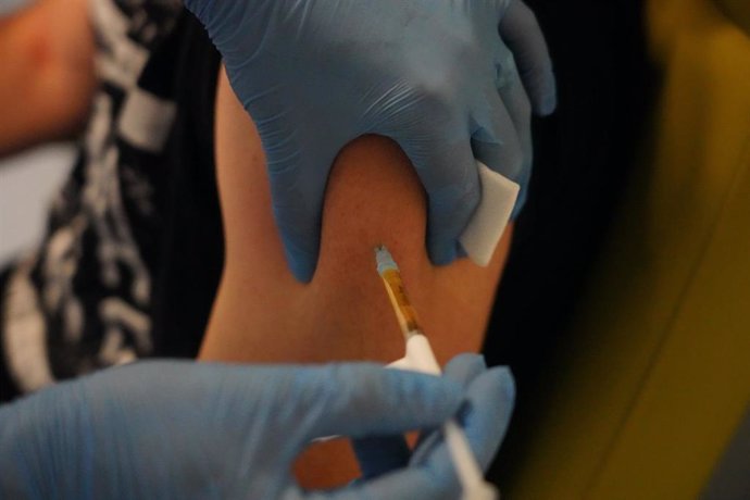 Uno de los 50 voluntarios que participan diariamente durante el ensayo clínico de la vacuna alemana Curevac en el Hospital de Cruces de Bilbao, País Vasco (España), a 8 de febrero de 2021. El ensayo requiere dos dosis de vacuna administradas con 29 días