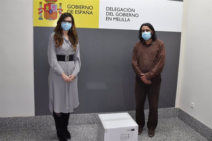 Sabrina Moh entrega mascarillas a Juan Ángel Berbel, director provincial de Educación