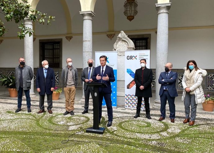 Presentación de los convenios firmados para reducir la brecha digital en niños de Granada en exclusión social