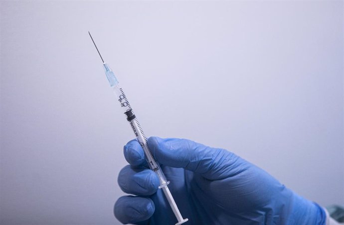 Un sanitario manipula una jeringa con la vacuna de Pfizer / BioNtech contra la Covid-19 en el hospital. 