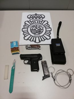 Efectos incautados a un varón detenido en Vigo por tenencia ilícita de armas