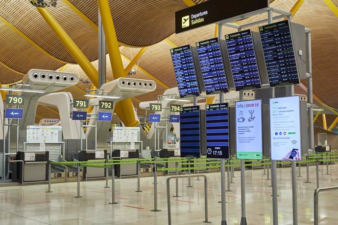 Interior de la terminal T4 del Aeropuerto Adolfo Suárez Madrid-Barajas el mismo día en que se restringen los vuelos procedentes de Brasil y Sudáfrica, en Madrid, (España), a 3 de febrero de 2021. Esta restricción, impuesta por el Gobierno de España desd