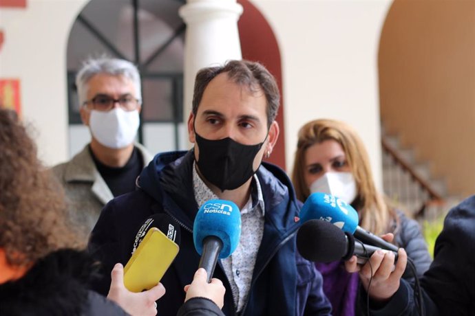 El coordinador general de IU Andalucía, Toni Valero, atiende a los medios.
