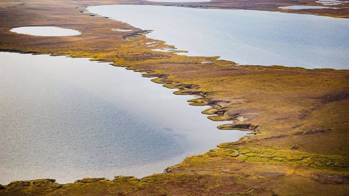 Lago termokárstico en Alaska, formado cuando el permafrost se descongela
