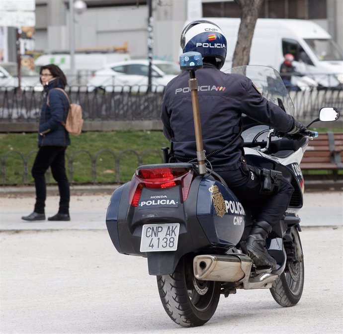 Un agente de la Policía Nacional patrulla en moto por Madrid