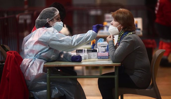 Un sanitario realiza test de antígenos de detección del covid, en la Zona Básica de Salud de Felipe II, en Móstoles, Madrid (España), a 23 de diciembre. Respondiendo a las áreas sanitarias con mayor transmisión del COVID-19, la Comunidad de Madrid ha pu