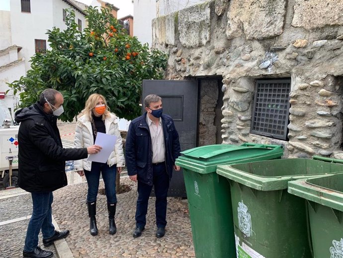 Plan municipal de limpieza de grafitis en contenedores del Albaicín