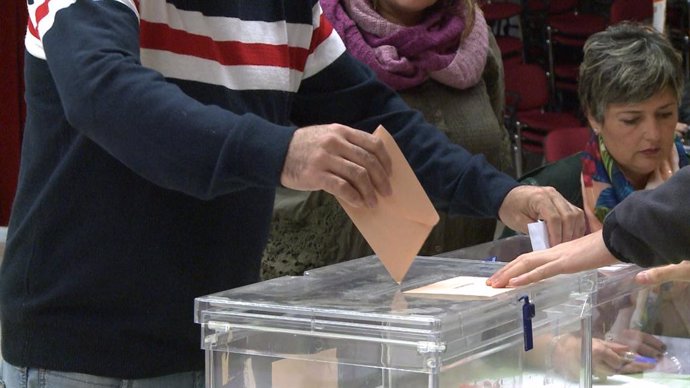 Un elector diposita el vot en una urna (Arxiu)