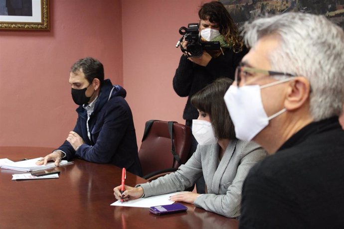 El coordinador de IU Andalucía, Toni Valero, la secretaria general de Podemos Andalucía, Martina Velarde, y el concejal de Adelante en Alcalá de Guadaíra (Sevilla), Rubén Ballesteros, este martes en rueda de prensa.