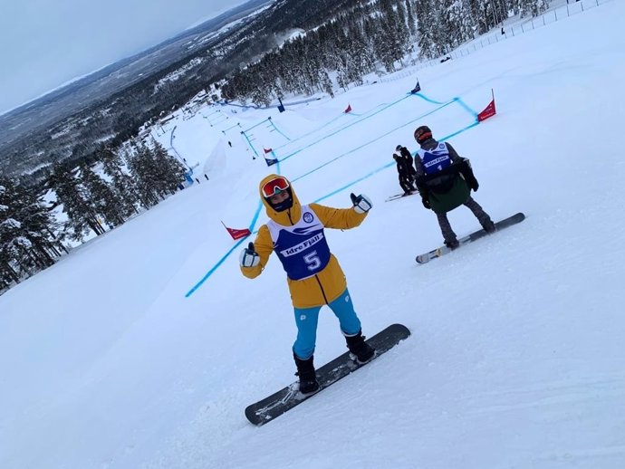 El rider español Lucas Eguibar celebra su pase a la final del Mundial de Snowboard de 2021 en Suecia.