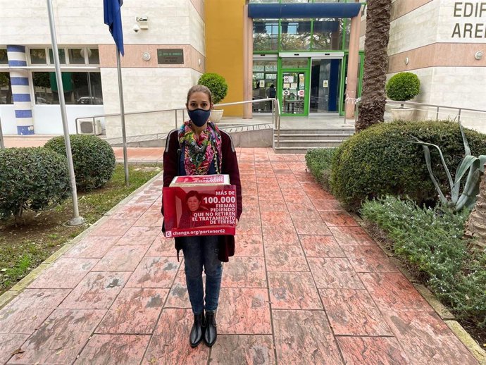 La hija de Teresa Muñoz, con las firmas recogidas en Change en apoyo a su madre.