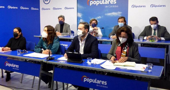 Adolfo Molina y Dolores López, en el centro, con los representantes del PP en la Junta Directiva Provincial.