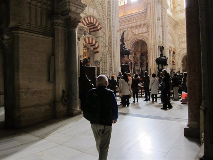 Turistas en el interior de la Mezquita-Catedral