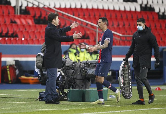 Mauricio Pochettino saluda a Ángel di María tras un cambio en un partido del PSG
