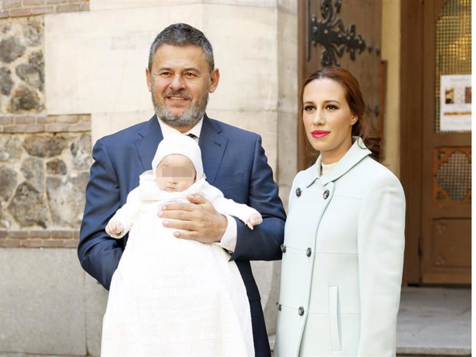 MIKI NADAL Y SU MUJER, CAROLA ESCÁMEZ, BAUTIZAN A SU HIJA CARMEN EN MADRID