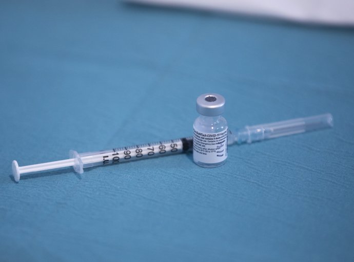 Una jeringa junto a un vial de la vacuna de Pfizer / BioNtech contra la Covid-19 en el Hospital Fátima. En Sevilla (Andalucía, España), a 04 de febrero de 2021.