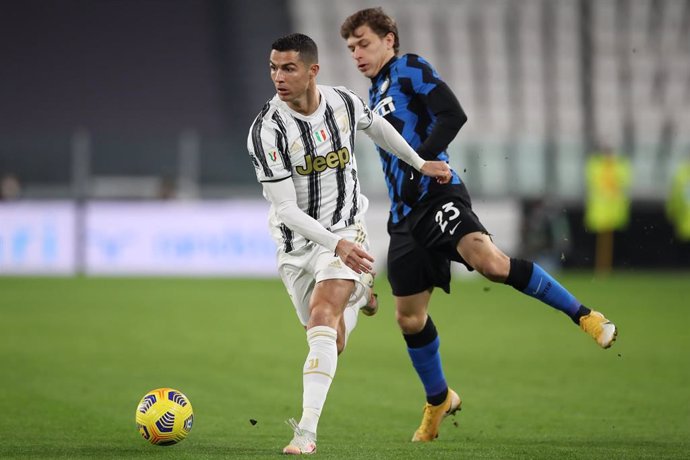 Cristiano Ronaldo se zafa de Nicolo Barella durante la vuelta de las semifinales de la Copa de Italia 20-21 entre la Juventus y el Inter