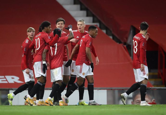 Scott McTominay celebra con sus compañeros el gol del triunfo del Manchester United