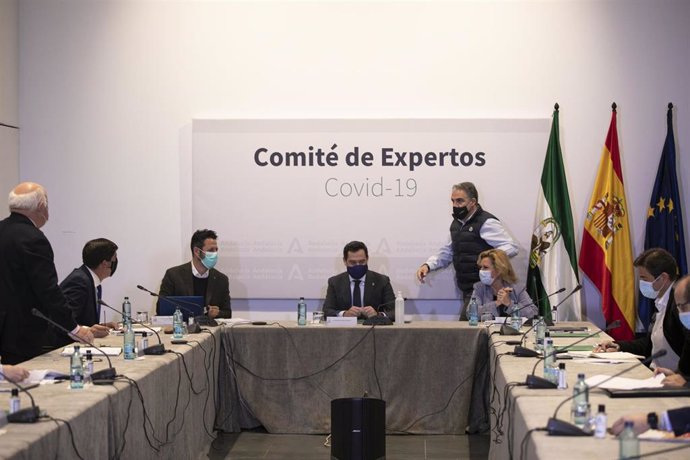 El presidente de la Junta de Andalucía, Juanma Moreno (c), preside una reunión del Consejo Asesor de Alertas de Salud Pública de Alto Impacto (Comité de Expertos). (Foto de archivo). 
