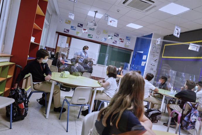 Alumnos en una de las aulas del Colegio Privado Alameda de Osuna en el primer día del curso escolar 2020-2021, en Madrid (España) a 7 de septiembre de 2020. Los colegios públicos comenzarán mañana, 8 de septiembre, las clases de forma escalonada, que en