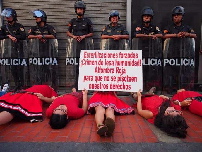 Manifestación por los derechos de las mujeres y contra las esterilizaciones forzadas en Perú.