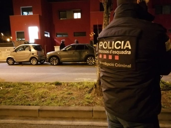 Un agente en el dispositivo antidroga lanzado por los Mossos.