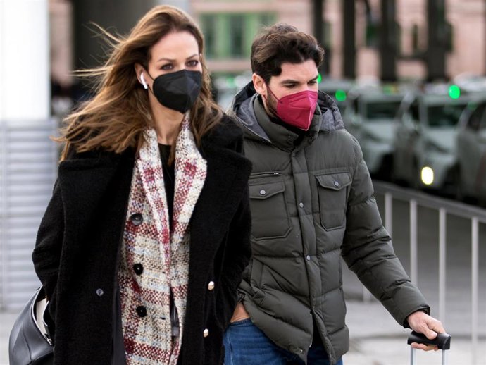 Eva González y Cayetano Rivera a su llegada a Madrid