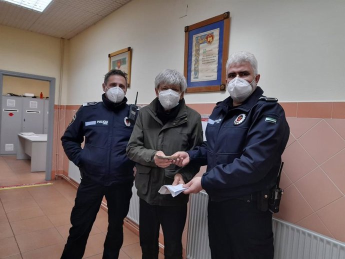 Dos agentes de la Policía Local de Mérida entregan el sobre con el dinero al empresario.