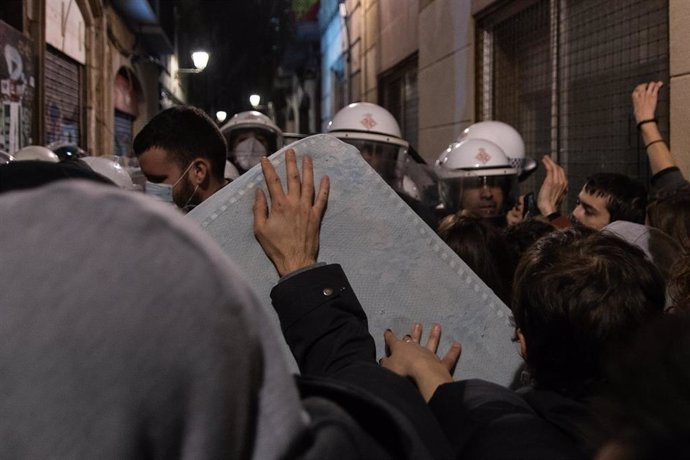 Agentes de la guardia urbana tratan de contener a manifestantes contra un desahucio en la calle Cdols 27 de Barcelona, el 9 de febrero de 2021.