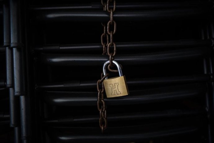 Candado en las sillas de una terraza de un bar , en una imagen de archivo