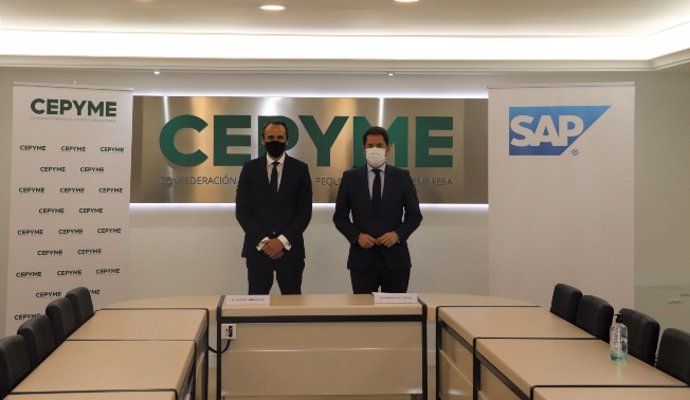 El director general de SAP España, Rafael Brugnini, y el presidente de Cepyme, Gerardo Cuerva, ratifican el acuerdo para impulsar la digitalización de las pymes. 