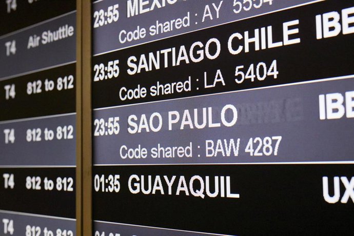 xxx en la terminal T4 del Aeropuerto Adolfo Suárez Madrid-Barajas el mismo día en que se restringen los vuelos procedentes de Brasil y Sudáfrica, en Madrid, (España), a 3 de febrero de 2021. Esta restricción, impuesta por el Gobierno de España desde est