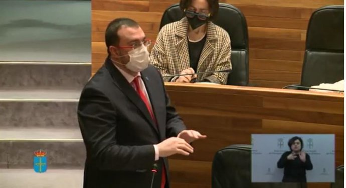 El presidente asturiano, Adrián Barbón, interviene en el Pleno de la Junta General.