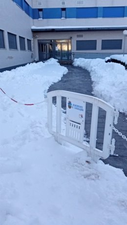 El operativo contra la nieve y el hielo se centra en el interior de los colegios con 50 operarios y 4 máquinas