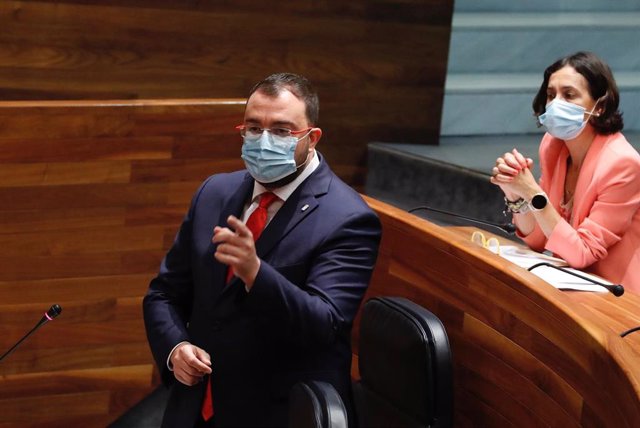 El presidente del Principado de Asturias, Adrián Barbón, en la Junta General.