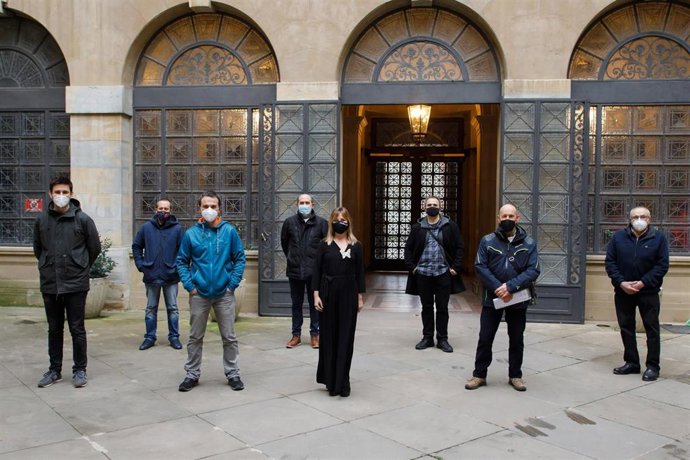 Foto de grupo de los alcaldes con la directora general de Interior, previa a la firma de los convenios