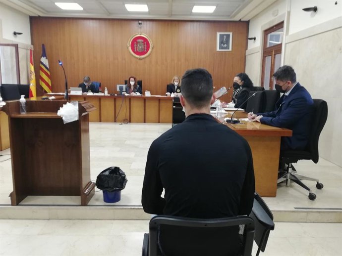 El acusado de intentar asesinar a un joven al que confundió con otra persona, sentado en la Audiencia para el juicio.