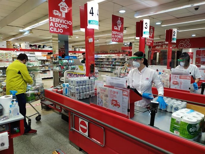 Trabajadores en un supermercado.