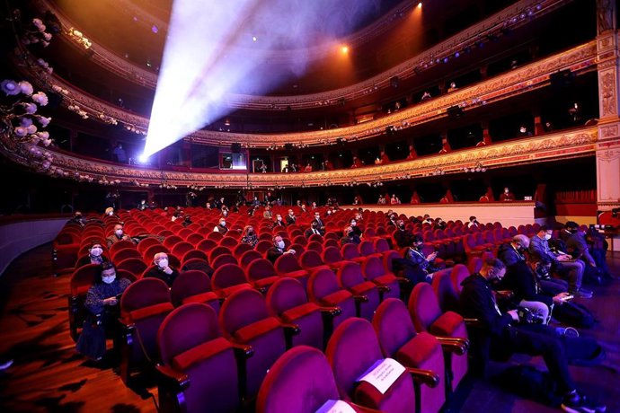 Asistentes a la gala inaugural de la 65 edición de la Semana Internacional de Cine de Valladolid (Seminci) distribuidos en los asientos, en Valladolid, Castilla y León, (España), a 24 de octubre de 2020. 