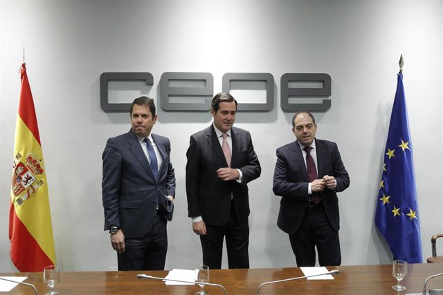 El presidente de Cepyme (izda), Gerardo Cuerva, junto al presidente de CEOE, Antonio Garamendi (centro), y el presidente de ATA, Lorenzo Amor (dcha), en una imagen de archivo