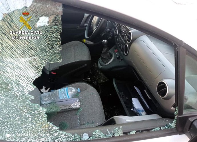 Imagen del estado en el que quedó uno de los coches asaltados