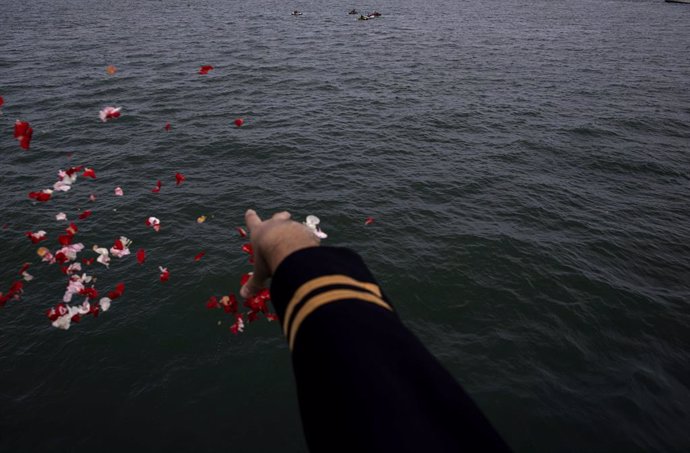 22 January 2021, Indonesia, Jakarta: A relative of the victims of Sriwijaya Air flight SJ182 throws flowers to the Java Sea where the plane crashed. Indonesian Search and Rescue Agency finished the evacuation for all the plane bodies part and bodies rem