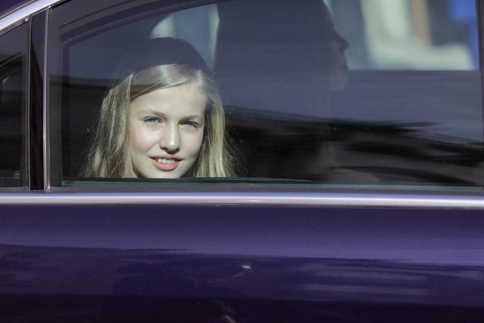 La princesa Leonor en un coche tras la Solemne Sesión de Apertura de la XIV Legislatura en el Congreso de los Diputados, en Madrid (España), a 3 de febrero de 2020.