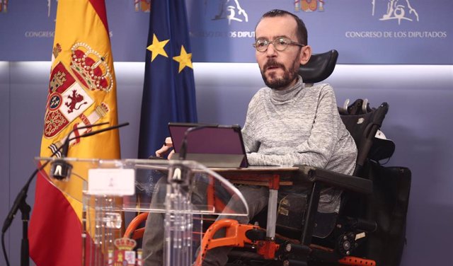 El portavoz parlamentario de Unidas Podemos, Pablo Echenique, interviene en una rueda de prensa convocada en el Congreso de los Diputados, en Madrid, (España), a 4 de febrero de 2021. 
