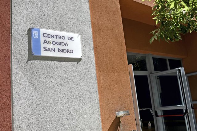 Cartel del Centro de acogida de San Isidro, en Madrid (España).