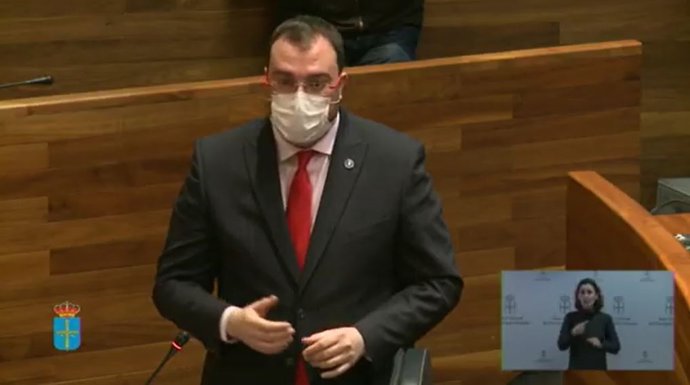 El presidente del Principado, Adrián Barbón, interviene en el pleno de la Junta.