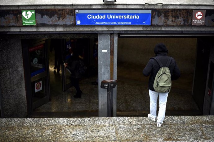 Un estudiante entra al metro de Ciudad Universitaria el primer día de reapertura de la UCM tras la gran nevada registrada por el paso de 'Filomena' en Madrid